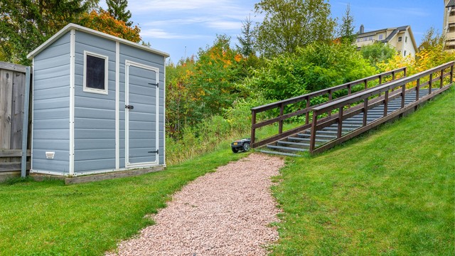 Adkomst til leiligheten fra parkeringsplass og carport.