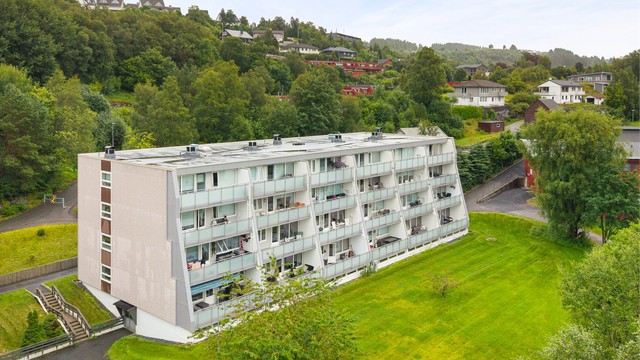 Leiligheten er tilknyttet Liakroken Borettslag bestående av 96 leiligheter. Borettslaget er veldrevet og i 2021 ble fasader og fellesområder oppgradert.