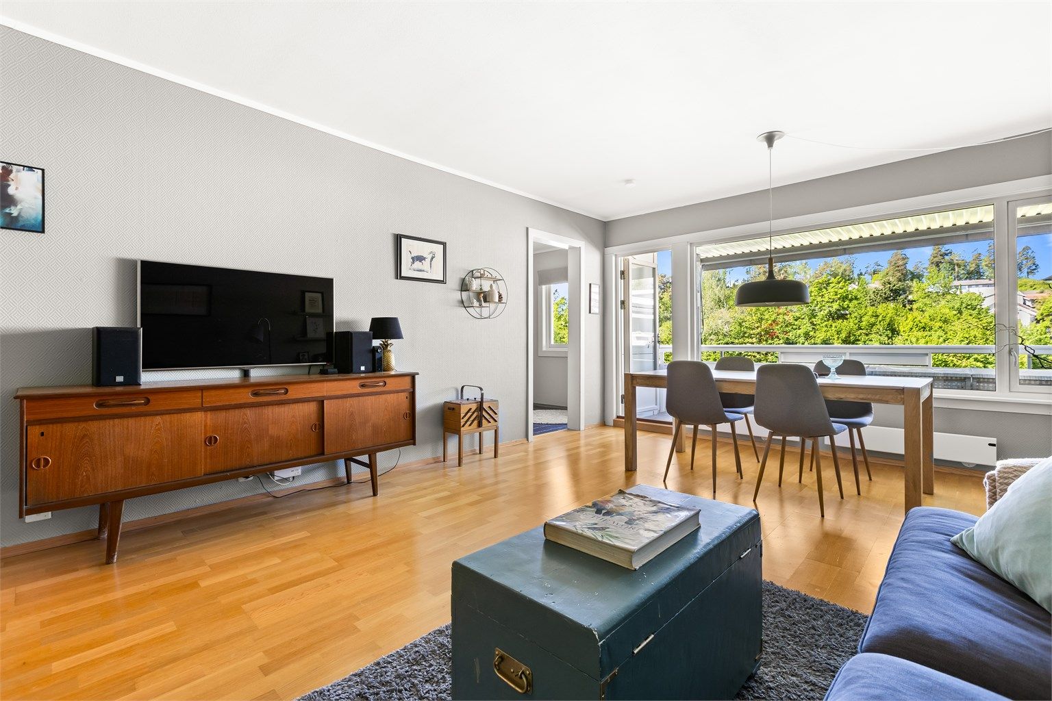 Stuen har god plass til sofagruppe, TV og annen innredning, og er det ideelle rommet for både hverdagsliv og sosiale samlinger med familie og venner.