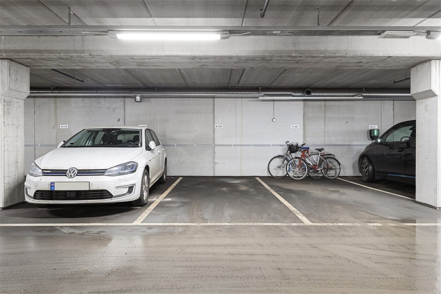 Iht. seksjoneringen følger 1 garasjeplass med leiligheten på plan UP 1