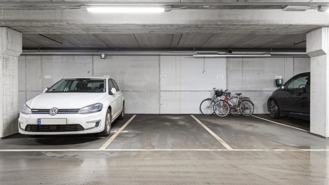 Iht. seksjoneringen følger 1 garasjeplass med leiligheten på plan UP 1