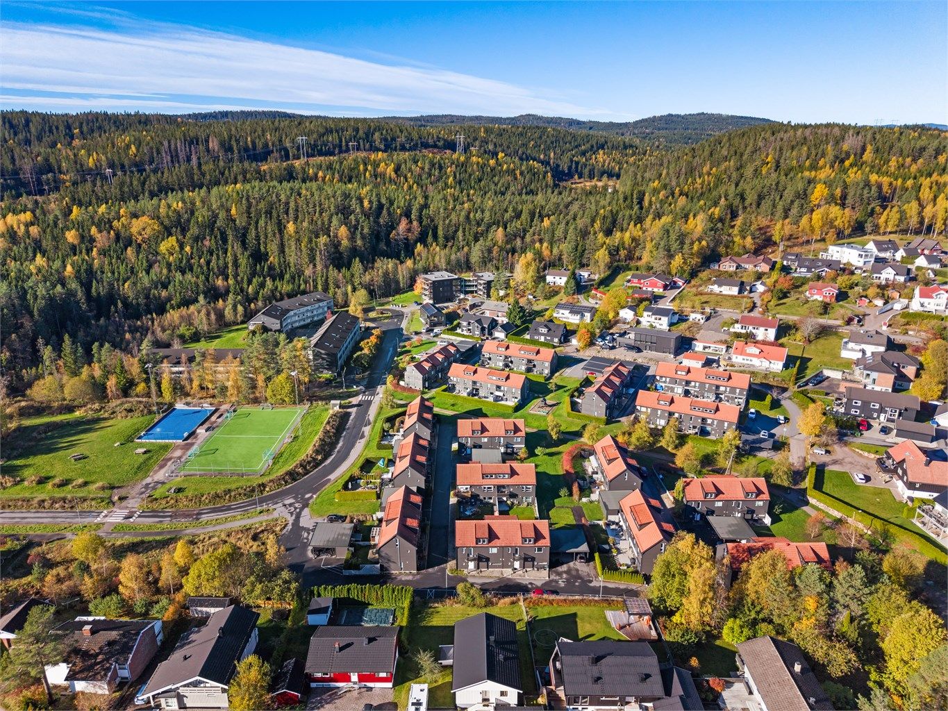 Rolige og naturskjønne omgivelser med oppkjørte skiløyper og skogsstier rett utenfor døren.