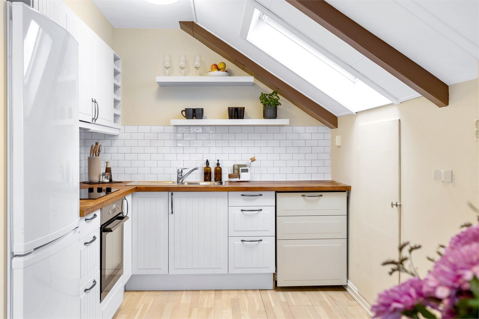  Det er installert ny ovn med komfyrvakt for trygg matlaging.