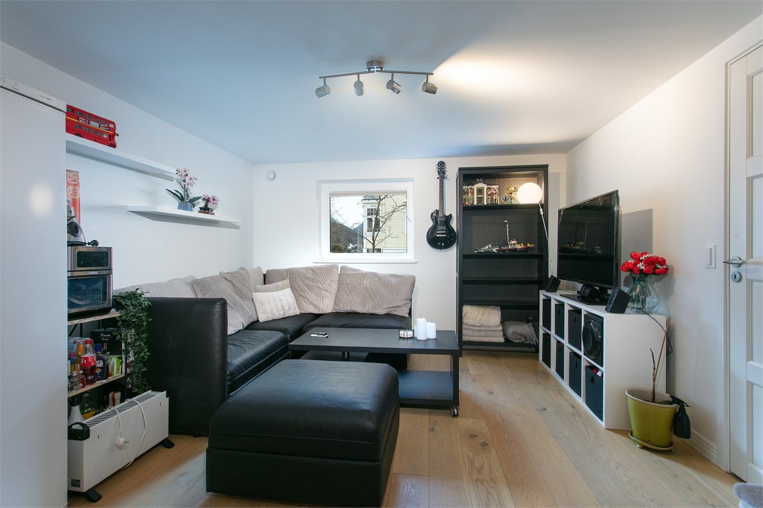 Stue/kjøkken i åpen løsning i underetasjen - ikke bruksendret og omsøkt