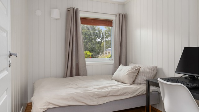 Soverom 2 er lyst og funksjonelt, med plass til seng og ønsket møblement.