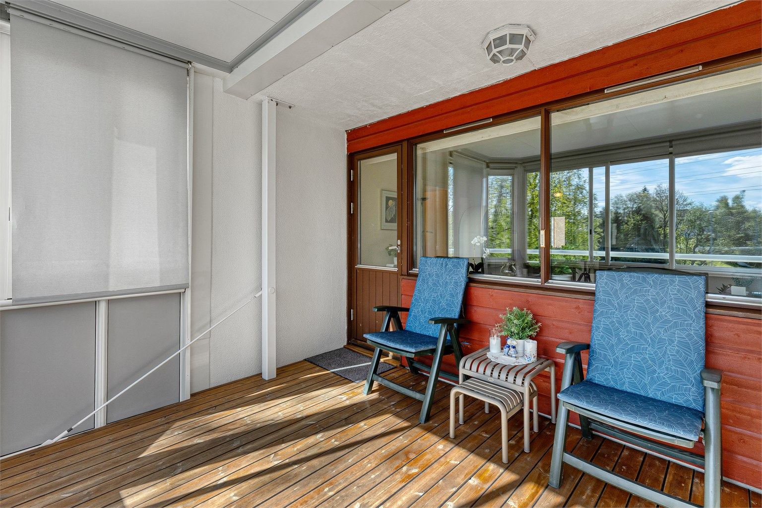 Det er god plass til både grill og utemøbler på balkongen