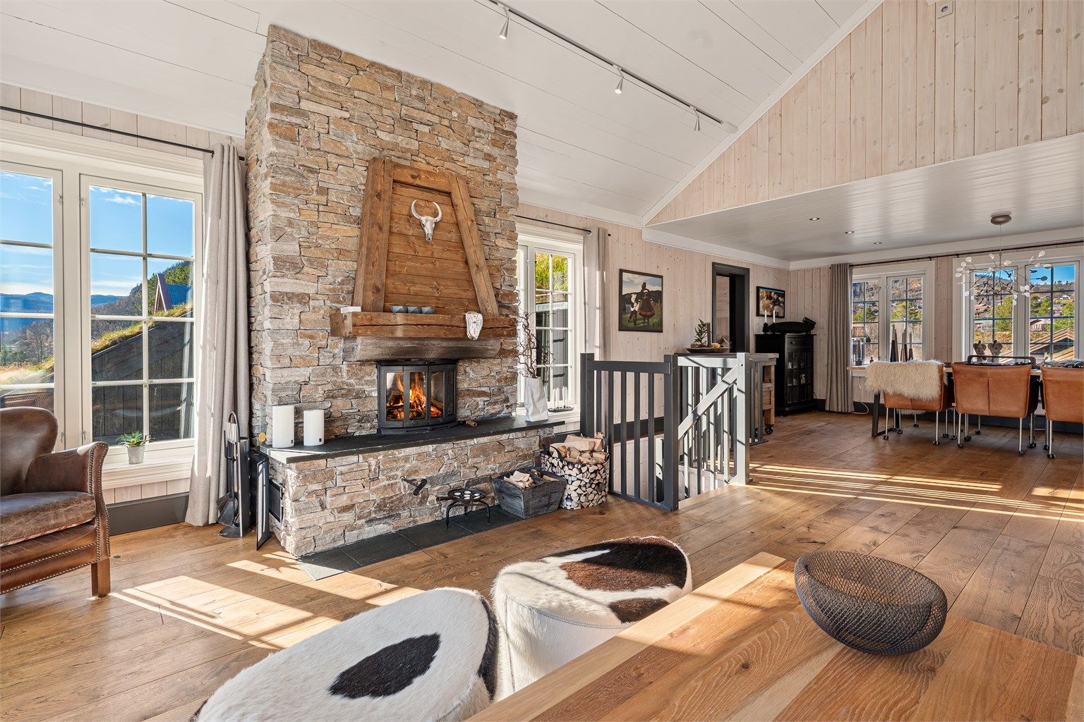 Lekker peis i senter av stuen 