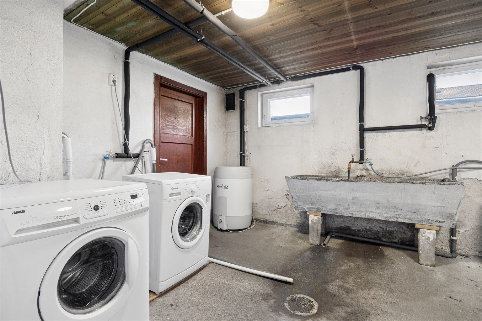 Vaskerom i kjeller med plass til egen maskin