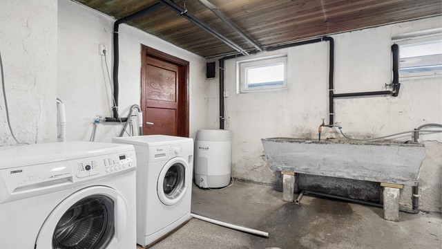Vaskerom i kjeller med plass til egen maskin