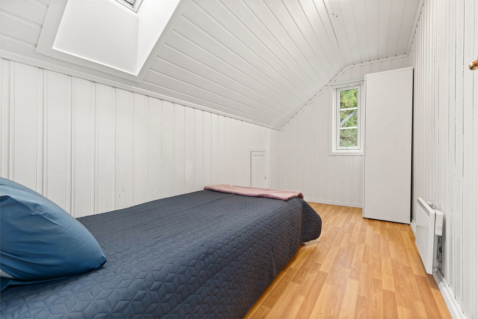 Det andre soverommet har god plass til seng med tilhørende møblement samt oppbevaring.