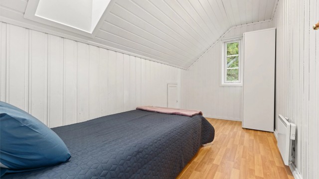 Det andre soverommet har god plass til seng med tilhørende møblement samt oppbevaring.