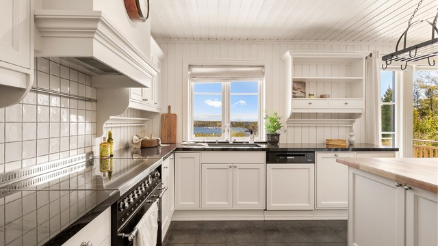 Det er integrert oppvaskmaskin og kjøl/frys i høyskap, ellers nisje for stor komfyr. Kjøkkenet er godt utnyttet og har rikelig med skap- og benkeplass.