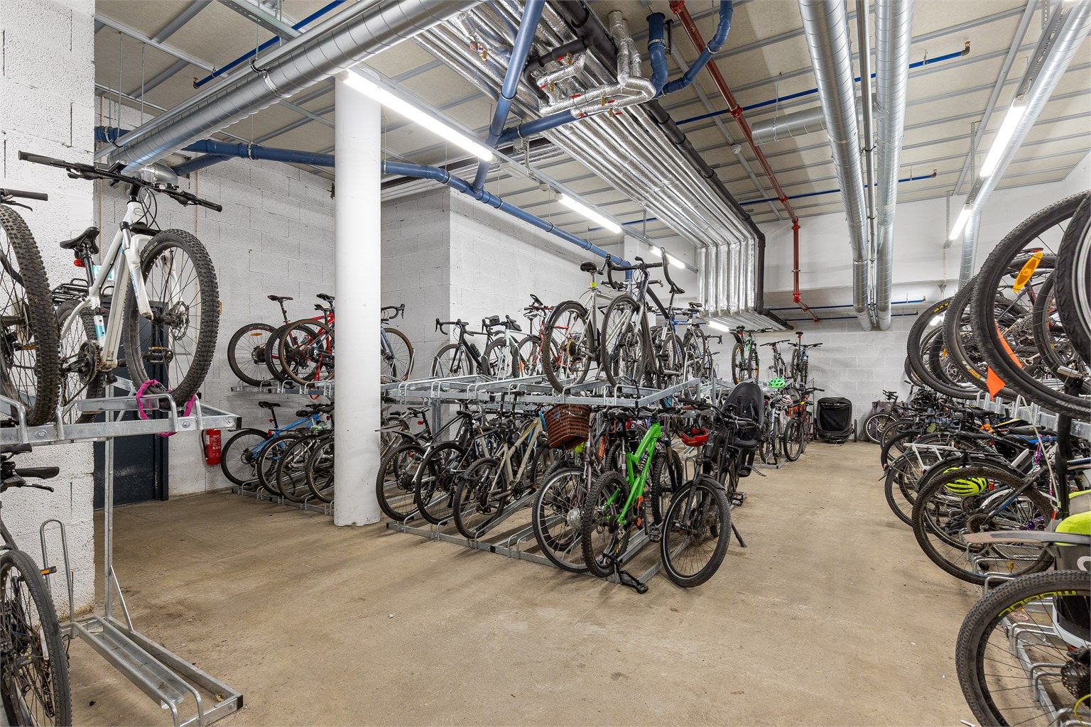 Store, felles sykkelboder med gode parkeringsmuligheter.