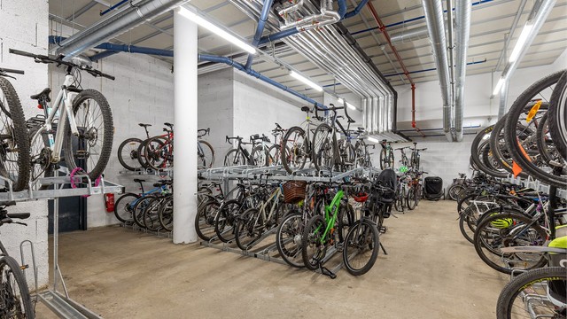 Store, felles sykkelboder med gode parkeringsmuligheter.
