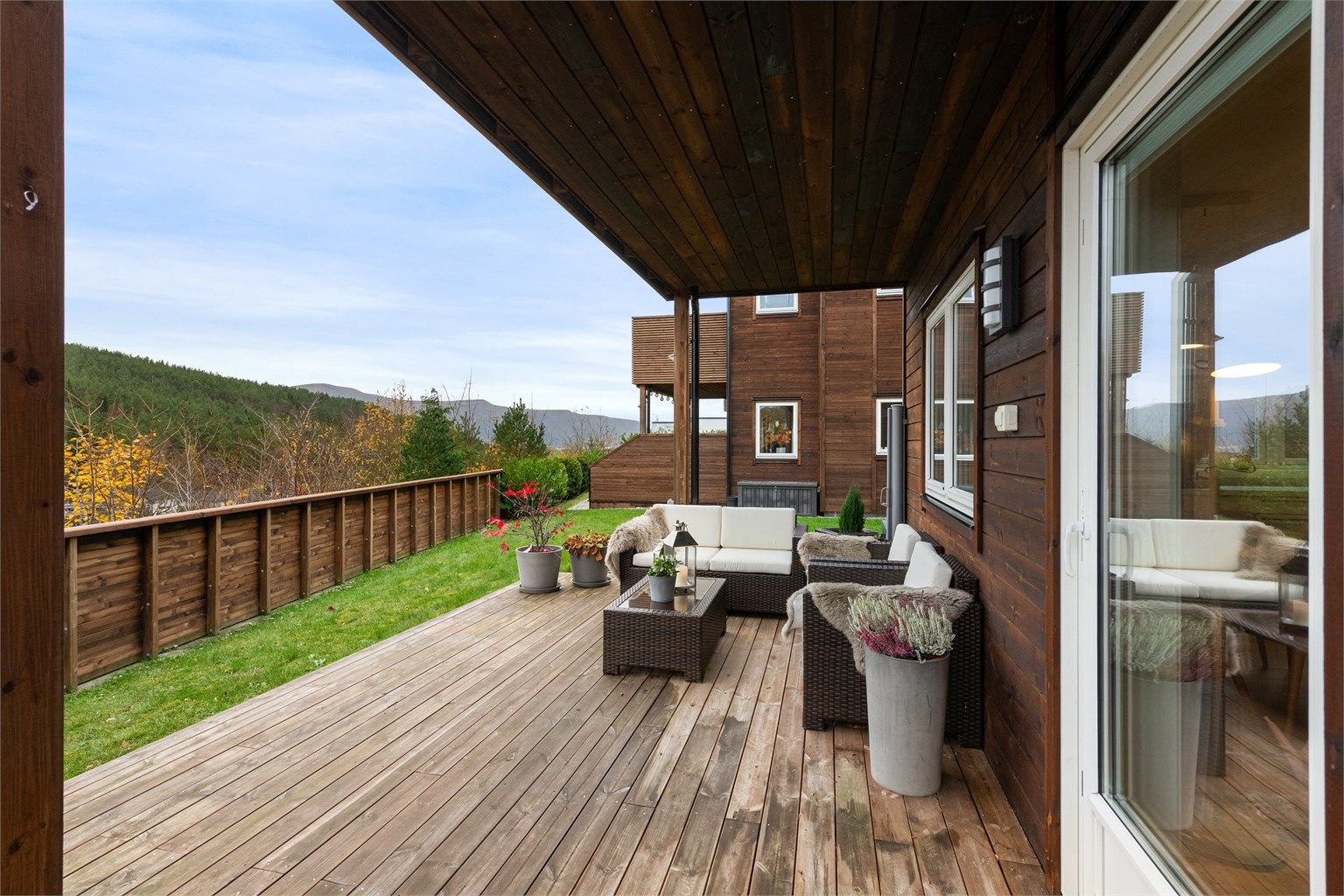 Det er kort vei til Høgnakken med flott utsikt over sentrum og Sunnmørsalpene