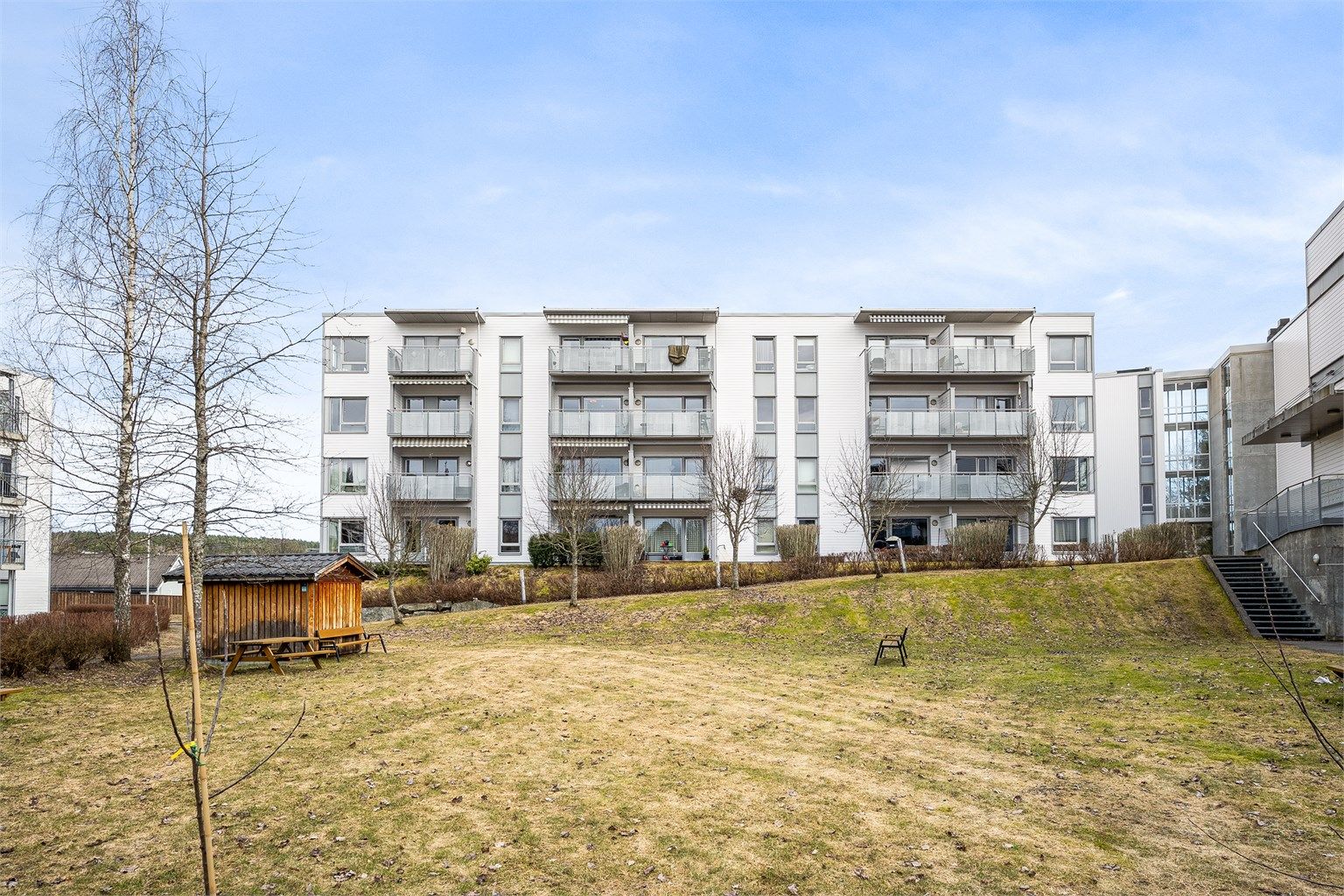 Bygget er omgitt av store, felles grøntområder som er pent opparbeidet og vedlikeholdt. 