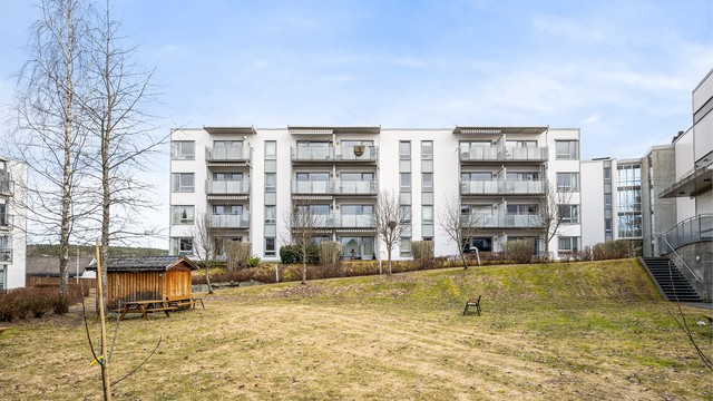 Bygget er omgitt av store, felles grøntområder som er pent opparbeidet og vedlikeholdt.