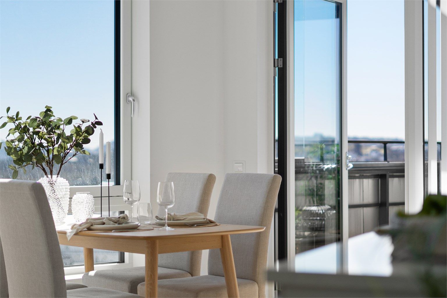 Fra stue og kjøkken er det nydelig sjøutsikt, samt utgang til solrik innglasset balkong. 