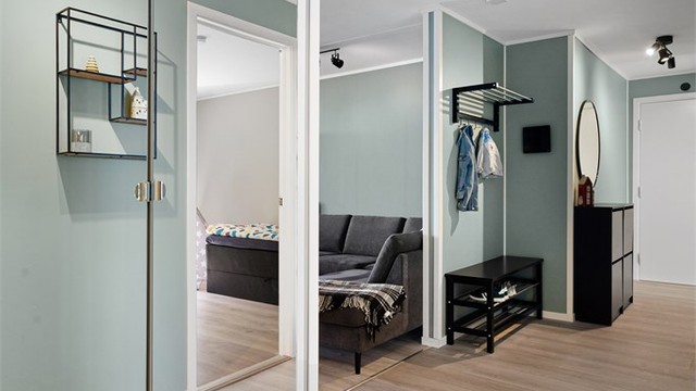 Entré med praktisk oppbevaringsplass i skyvedørsgarderobe