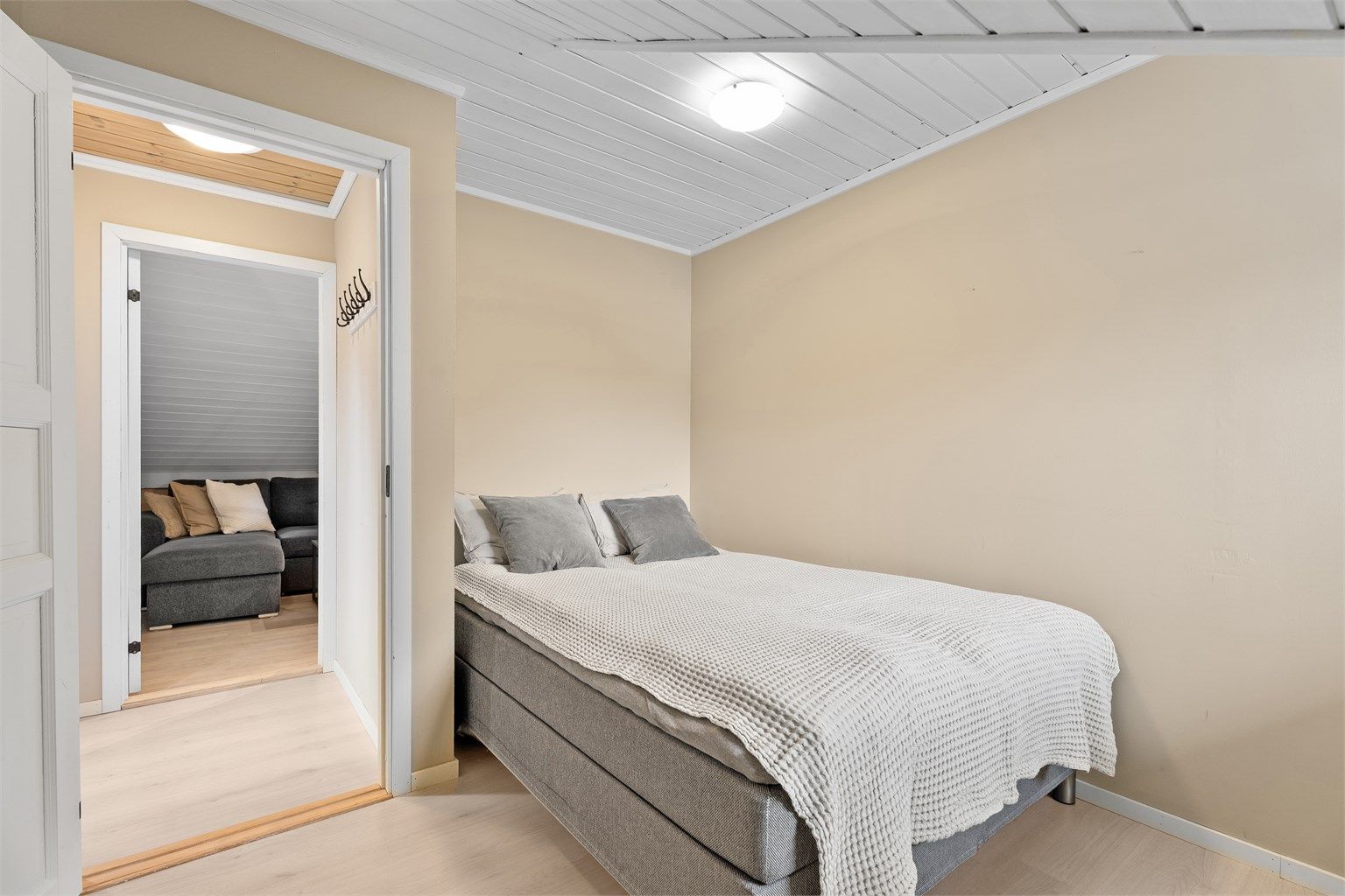 Ett av rommene er innredet til soverom, men er ikke godkjent til varig opphold eller bruksendret. 