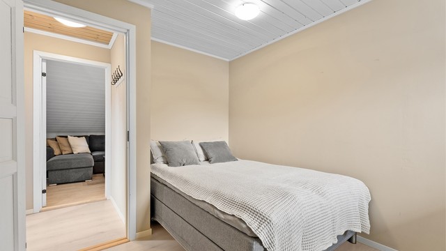 Ett av rommene er innredet til soverom, men er ikke godkjent til varig opphold eller bruksendret.