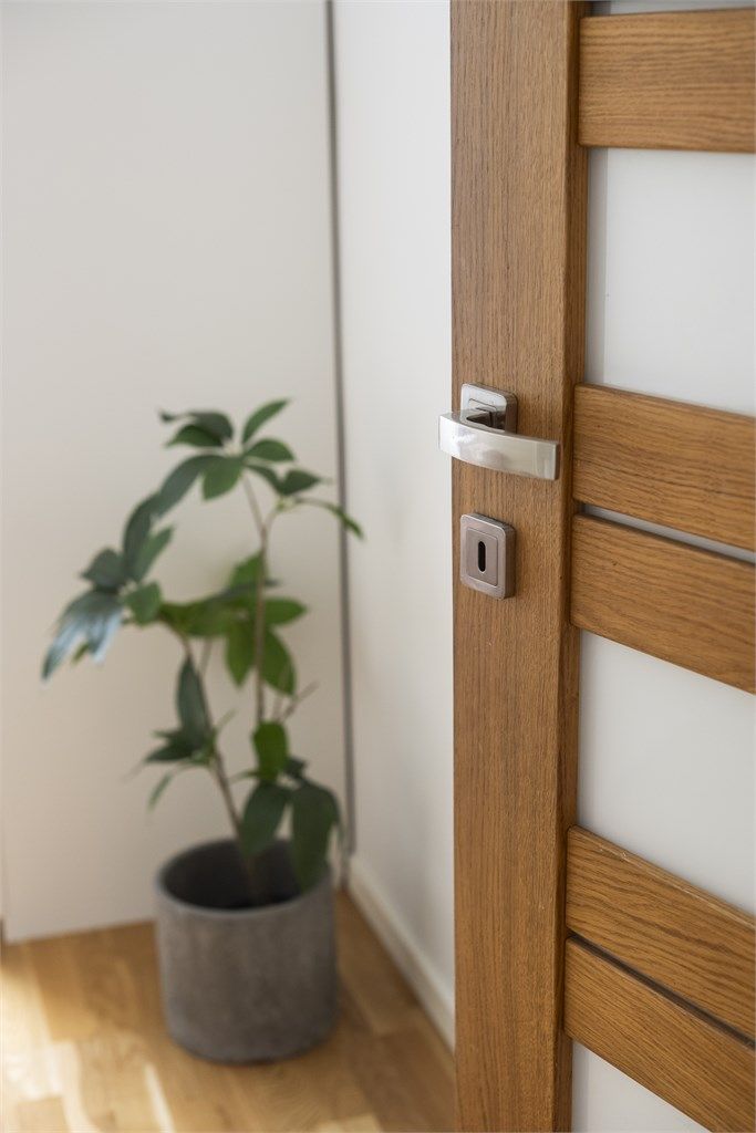 Boligen har dører av høy kvalitet. Disse er laget i heltre eik, og har betydelig lenger levetid enn "vanlige" dører.