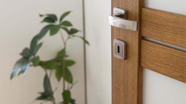 Boligen har dører av høy kvalitet. Disse er laget i heltre eik, og har betydelig lenger levetid enn "vanlige" dører.