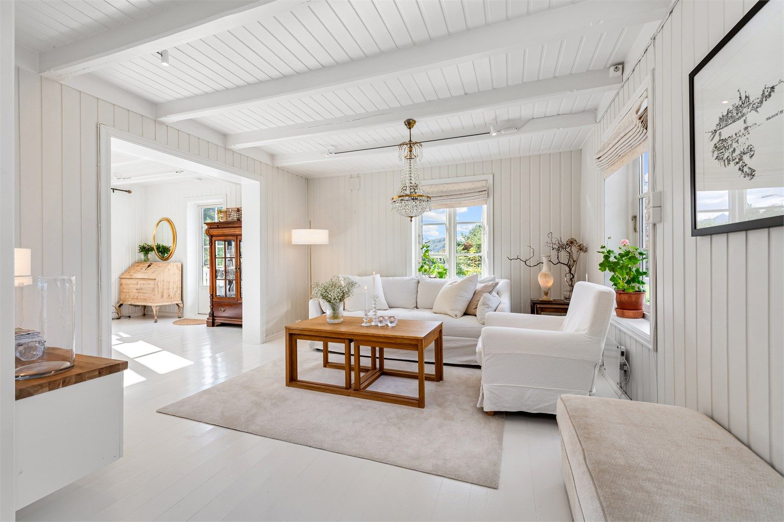 Det er åpen men likevel skjermet løsning mellom stue, spisestue og kjøkken. 