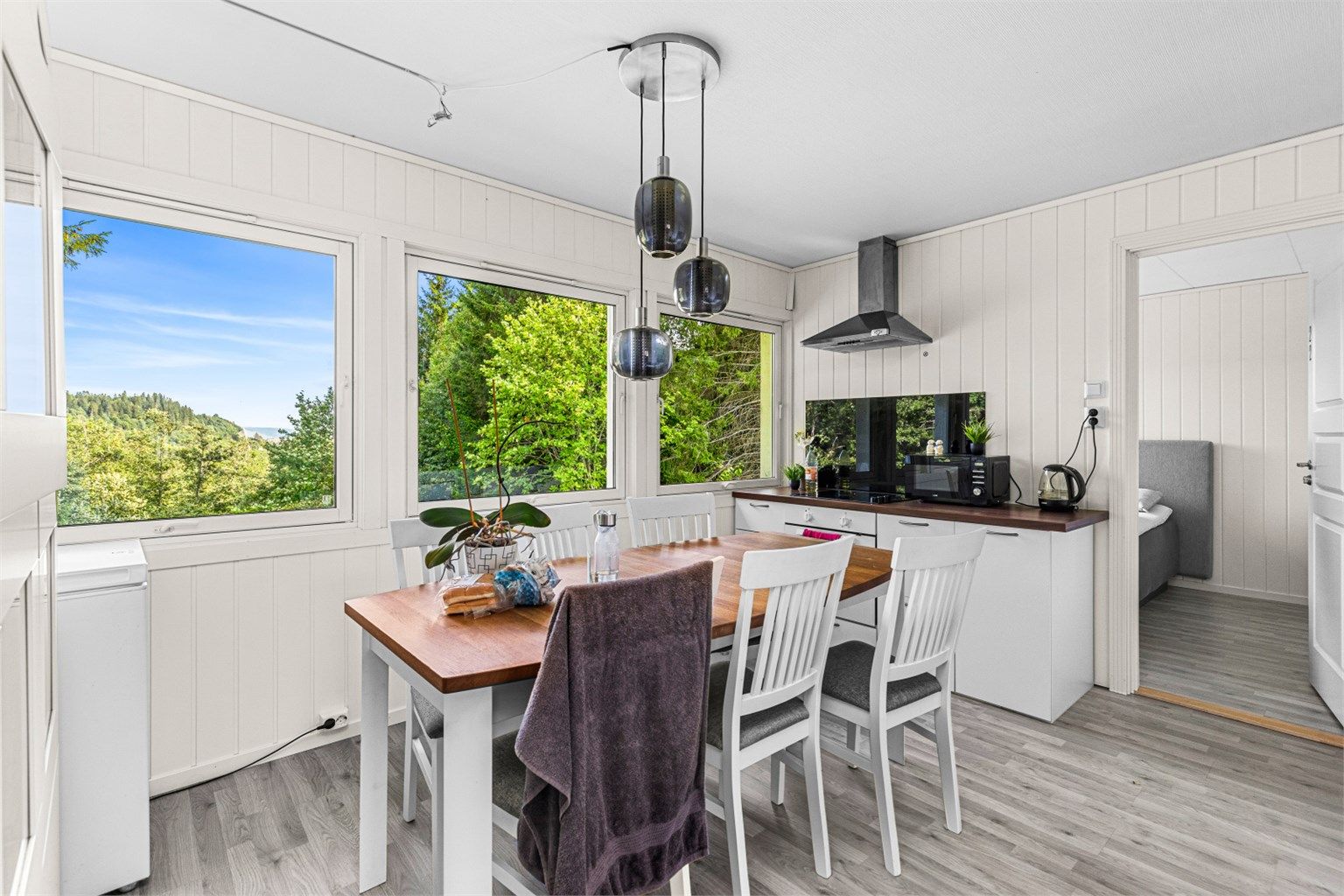 Boligen oppleves som lys og luftig med gjennomgående utstrakte vindusflater som sikrer rikelig med naturlig dagslys. 