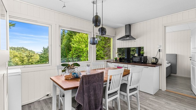 Boligen oppleves som lys og luftig med gjennomgående utstrakte vindusflater som sikrer rikelig med naturlig dagslys.
