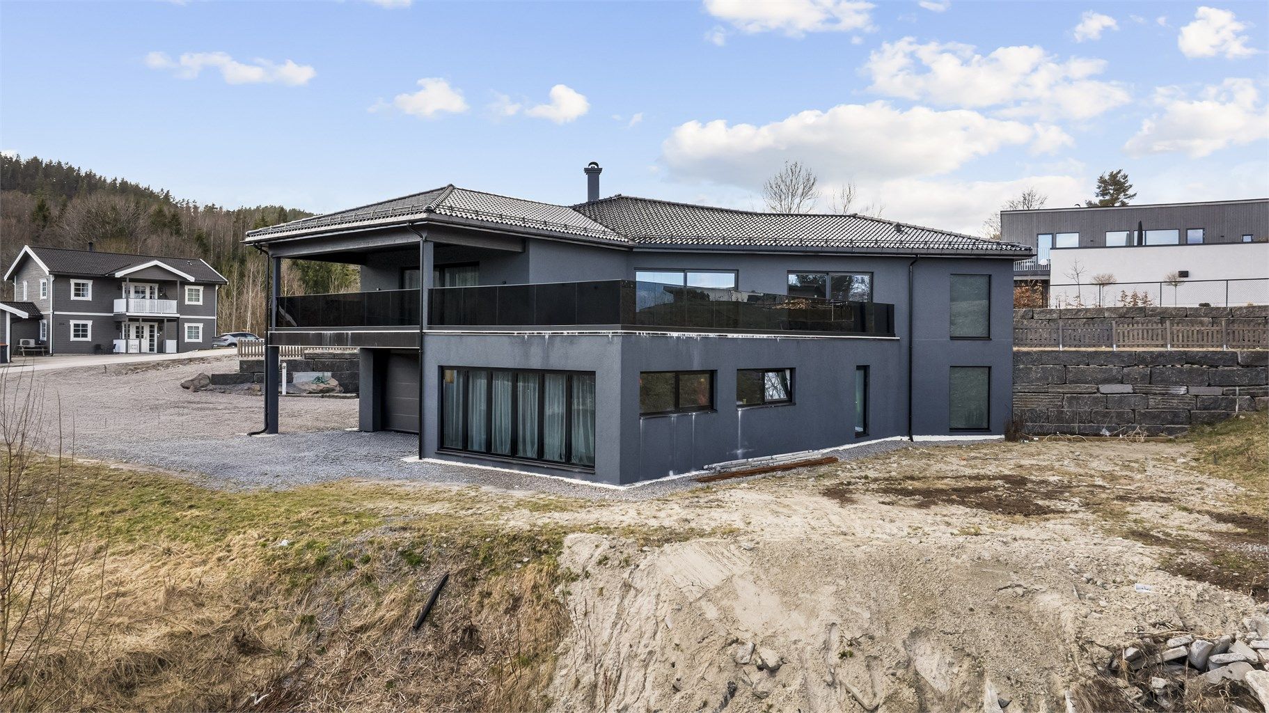 Boligen ligger i et etablert boligfelt i Andebu og fremstår solid oppført på fast grunn