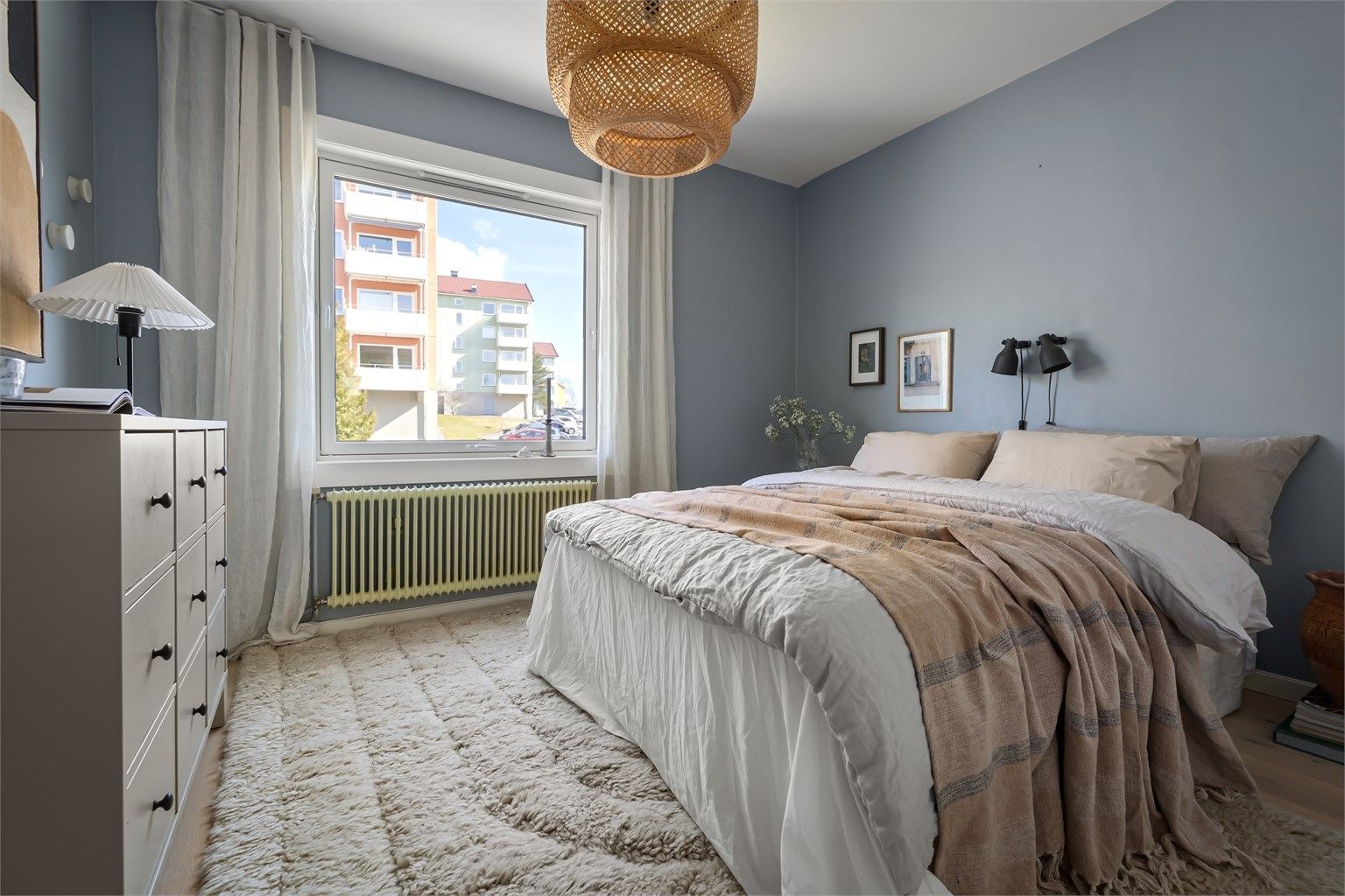  Stort vindu gir svært gode lysforhold