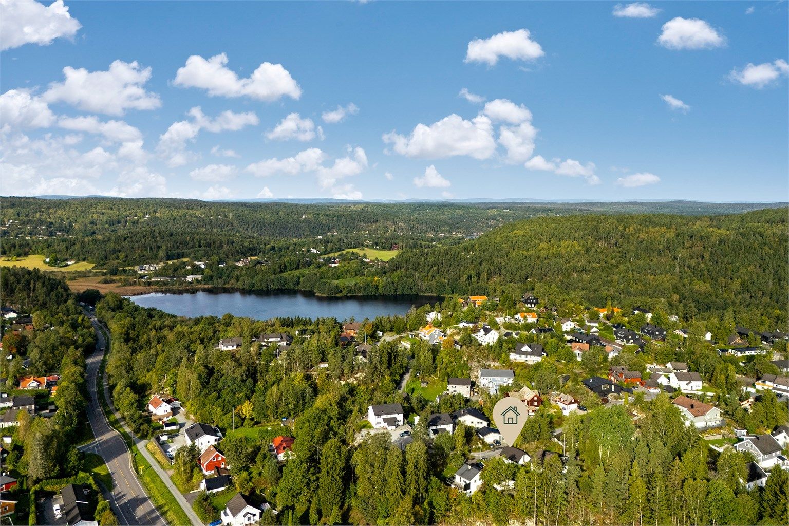 Tilbaketrukket og etablert boligfelt med kort vei til det meste. Eiendommen ligger fint plassert på en høyde,  innerst i en blindvei