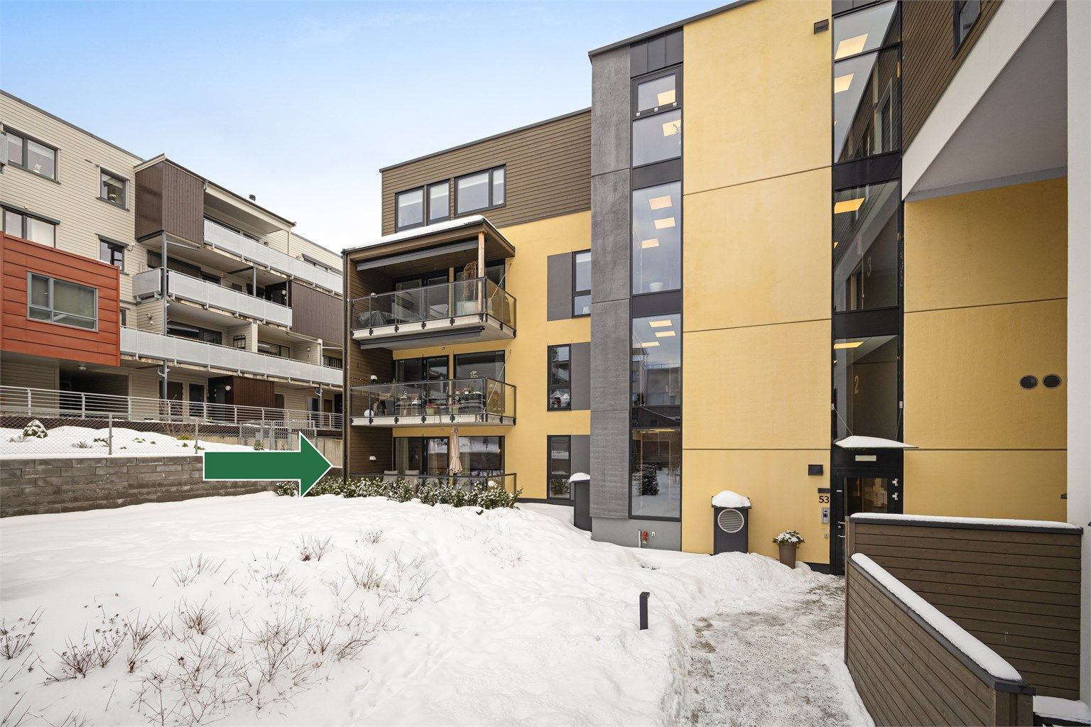 Felles inngangsparti med videre tilgang til leilighetens inngang.