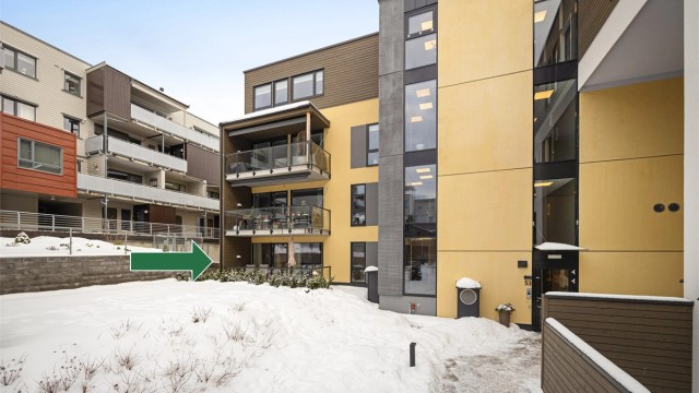 Felles inngangsparti med videre tilgang til leilighetens inngang.