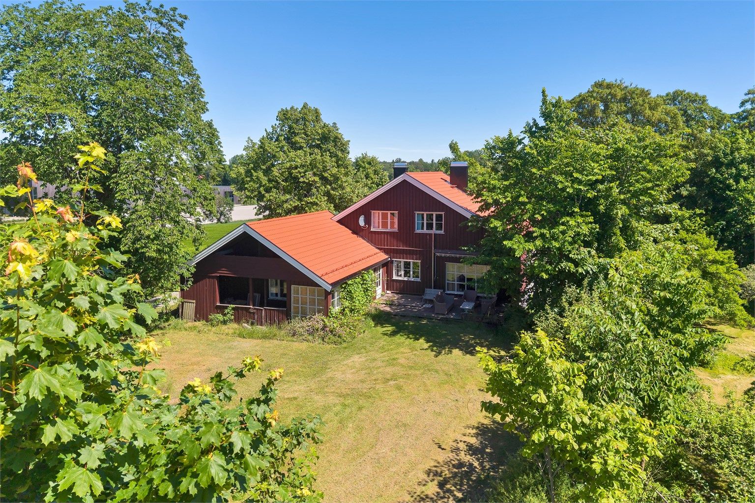 Tomten er ca. 3,7 mål. Her får du det beste av både natur og sentral beliggenhet. 