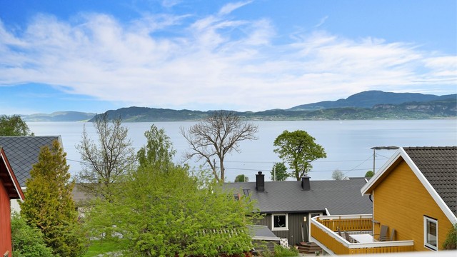 Fra balkongen kan man nyte gode solforhold og en nydelig utsikt mot fjorden.
