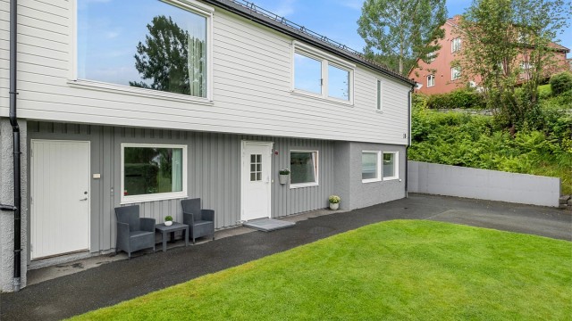 Eiendommen har en stor og pent opparbeidet tomt med plenarealer, asfalterte gangsoner og flere hyggelige uteplasser.