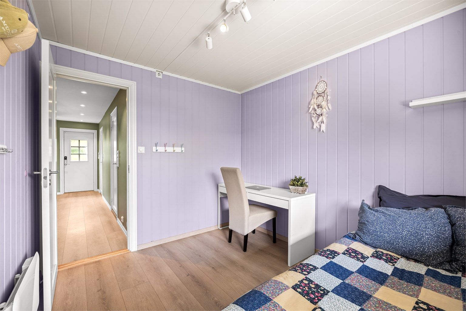 Soverom 1 - plassbygget garderobeløsning
