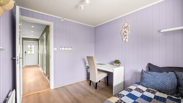 Soverom 1 - plassbygget garderobeløsning