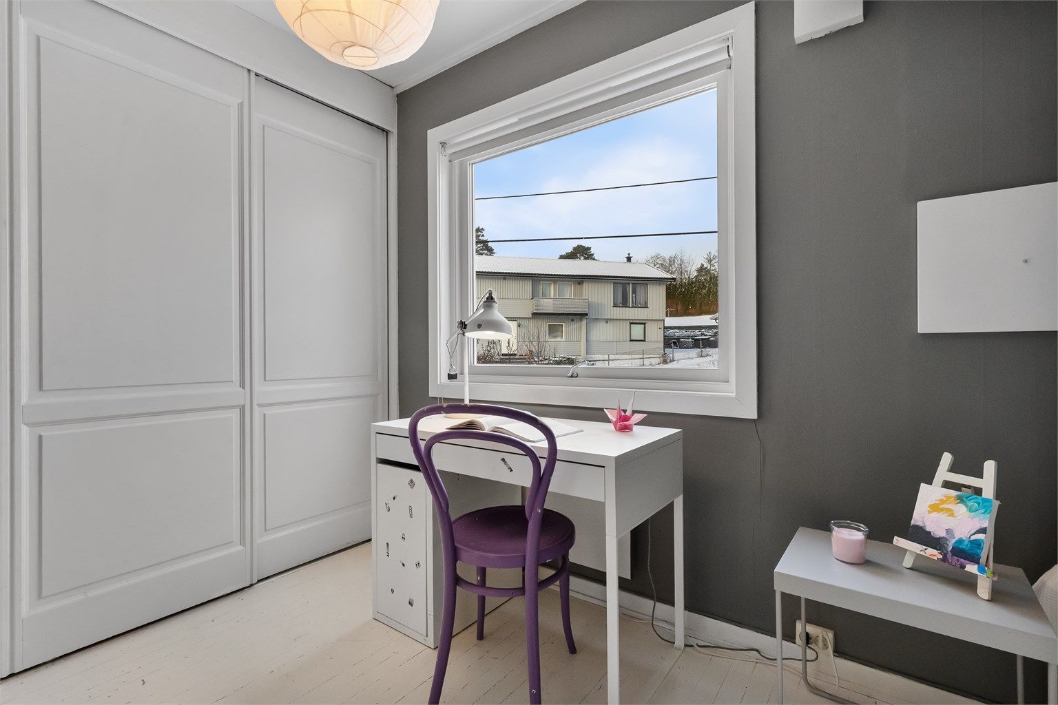 En integrert garderobeløsning gir god utnyttelse av plassen.