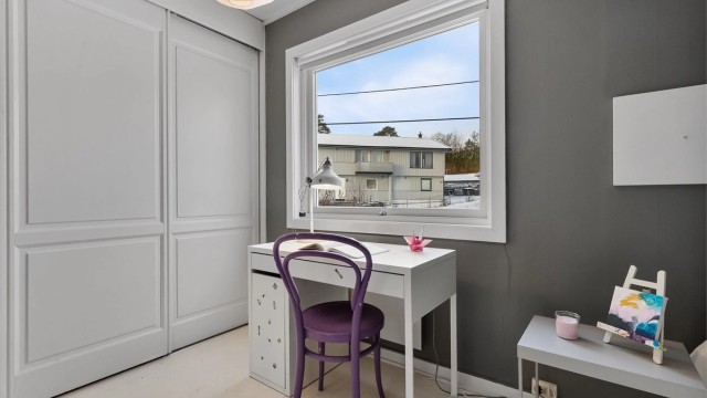 En integrert garderobeløsning gir god utnyttelse av plassen.