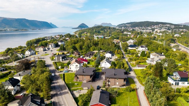 Beliggende i et etablert og populært boligområde på Gåseid.