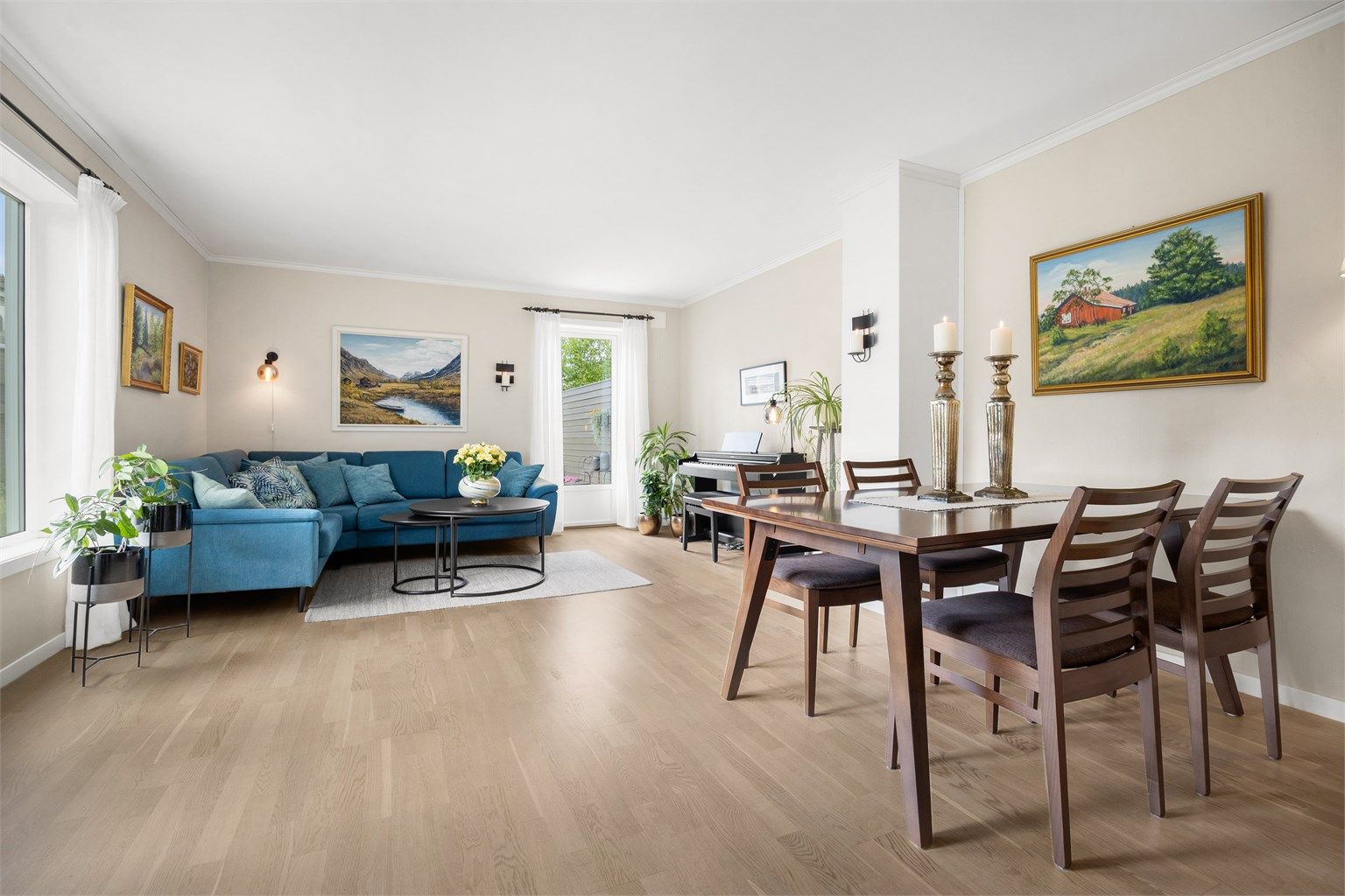 Stuen har god plass til både sofagruppe og spisebord.
