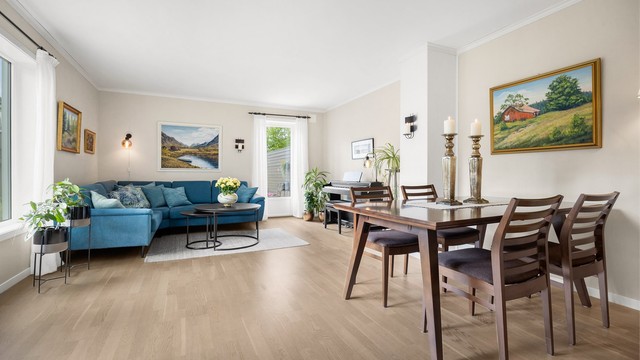 Stuen har god plass til både sofagruppe og spisebord.