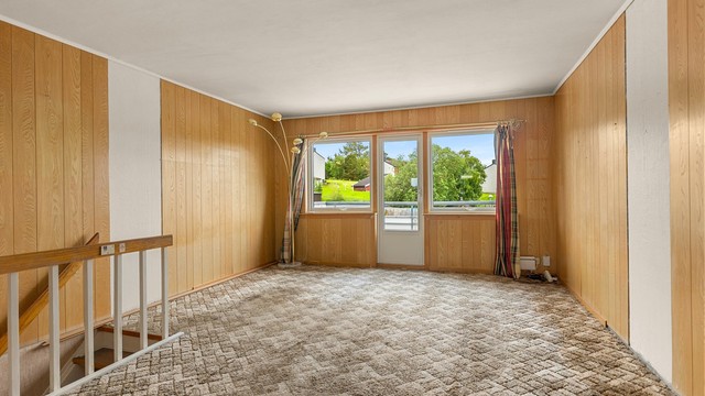 Romslig stue på 24 kvm med utgang til balkong. Her er det gode muligheter for å skape en moderne og trivelig oppholdsromsløsning.