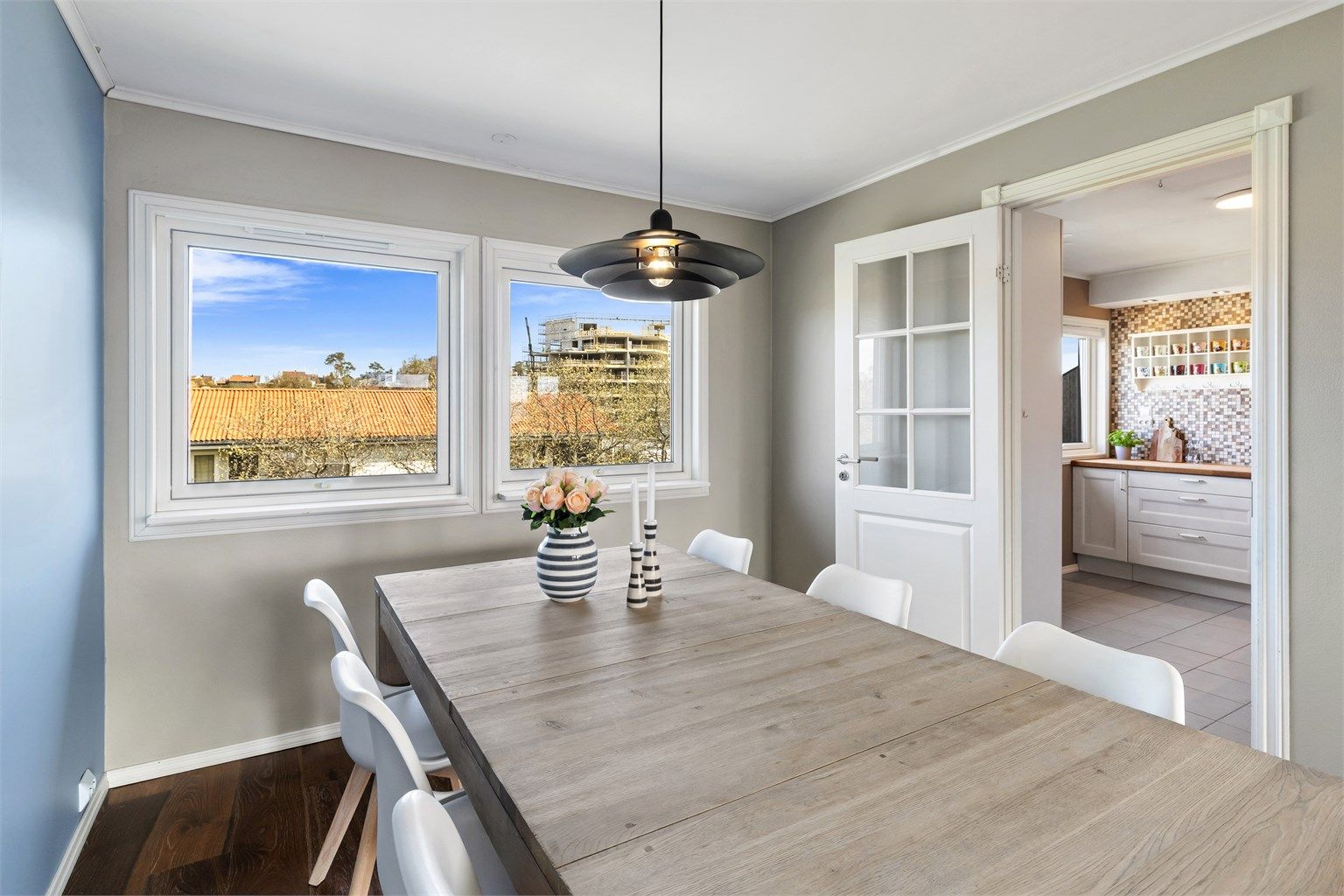 Spisestuen ligger i praktisk tilknytning til kjøkkenet.