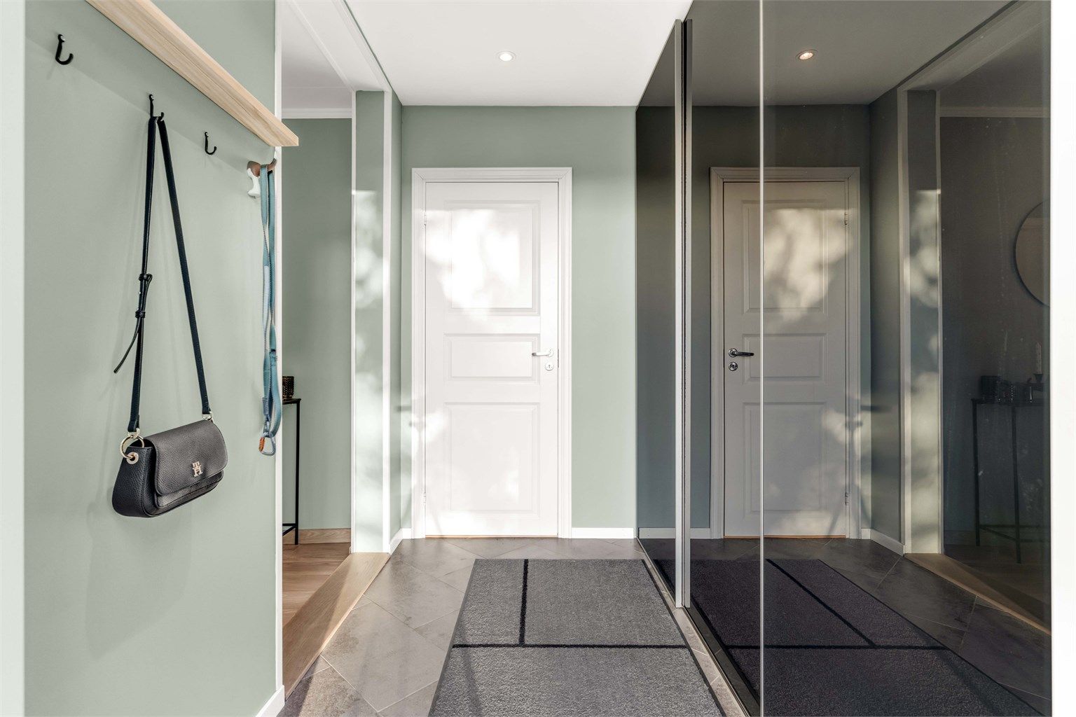 Velkommen inn i hoveddelen. Entreen gir et hyggelig førsteinntrykk med stor garderobe med nok plass til å henge fra seg yttertøy samt annen oppbevaring. Foto: Anders Botnmark - Isnitt.