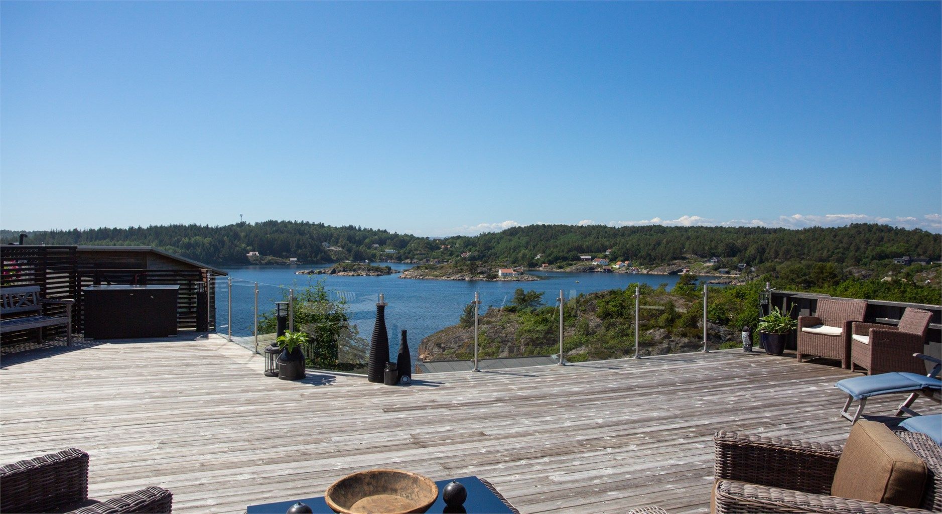 Solrik stor terrasse. Flott utsikt.