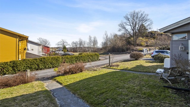 Fra inngangspartiet ser du rett ned til lekeområde med fotballmål